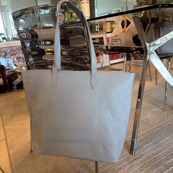 Cuyana Leather Tote – Pearl Grey with Gold Hardware - Picture 4 of 9